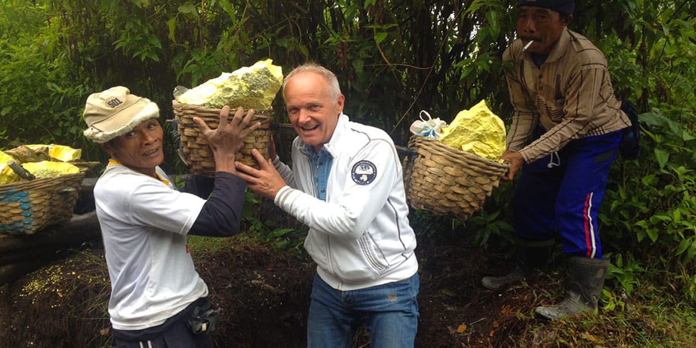 tourist lifting the basket of sulfur